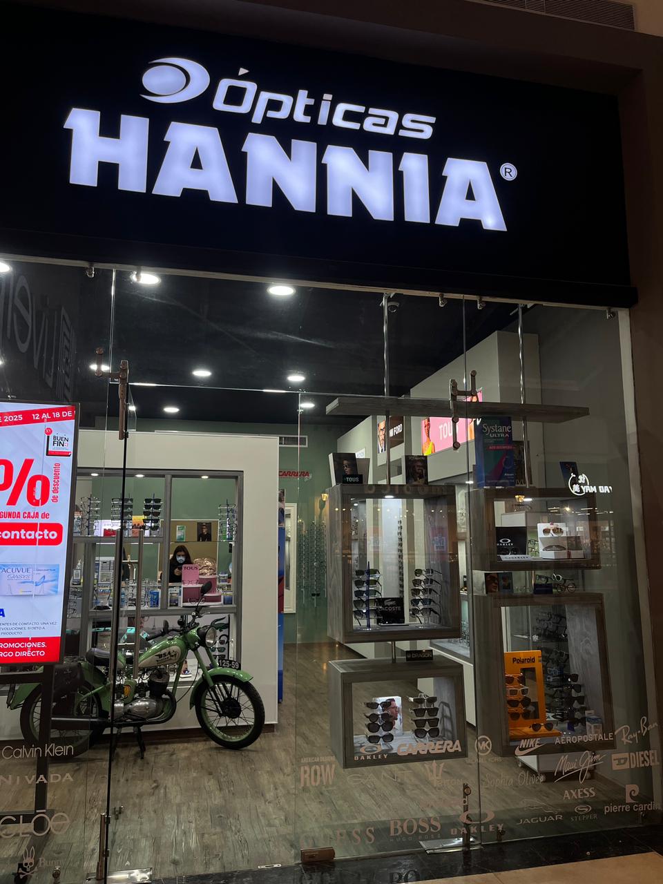 Fachada Ópticas Hannia Plaza La Isla